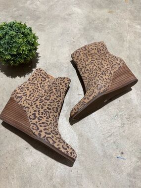 Lucky Brand Wafael Wedge Booties Size 8.5 Leopard Cheetah Animal Print Fall